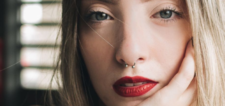 Het Begrijpen van Septum Piercings: Pijn, Procedure en Sieraden Opties