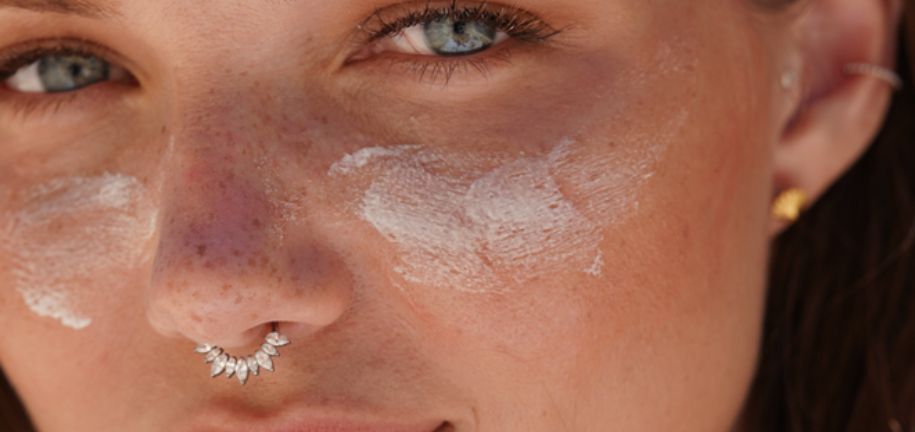 Jouw essentiële gids voor het dragen van piercing sieraden op het strand: dragen of niet dragen?