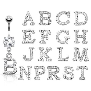 Navelpiercing met letter bezet met steentjes