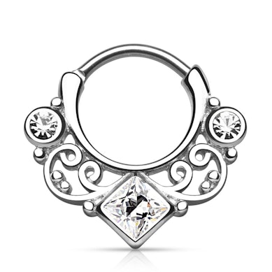 Septumpiercing met versieringen en vierhoekige steentjes