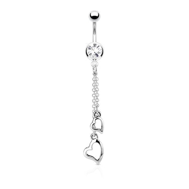 Navelpiercing met harthangers aan een kettinkje