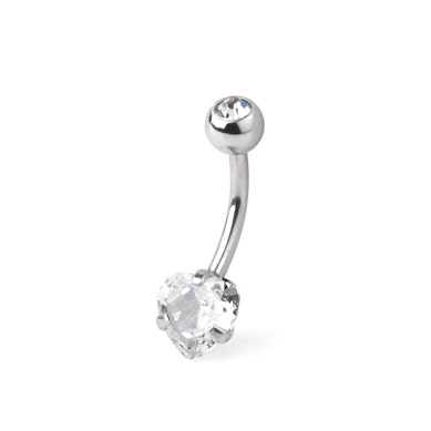 Navelpiercing met een hartvormige steen