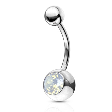 Navelpiercing met een ring gezette steen uit opaliet