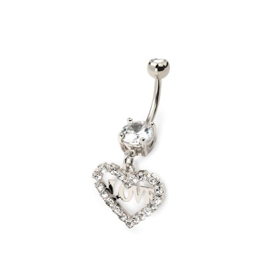 Navelpiercing met een hartje met steentjes en love-tekst