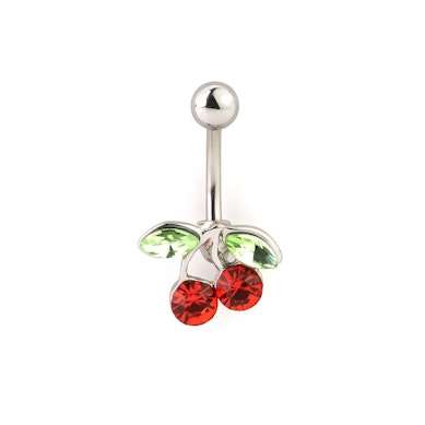 Navelpiercing met een rode kers