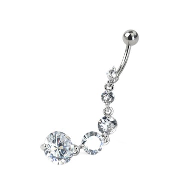 Navelpiercing met een lange hanger