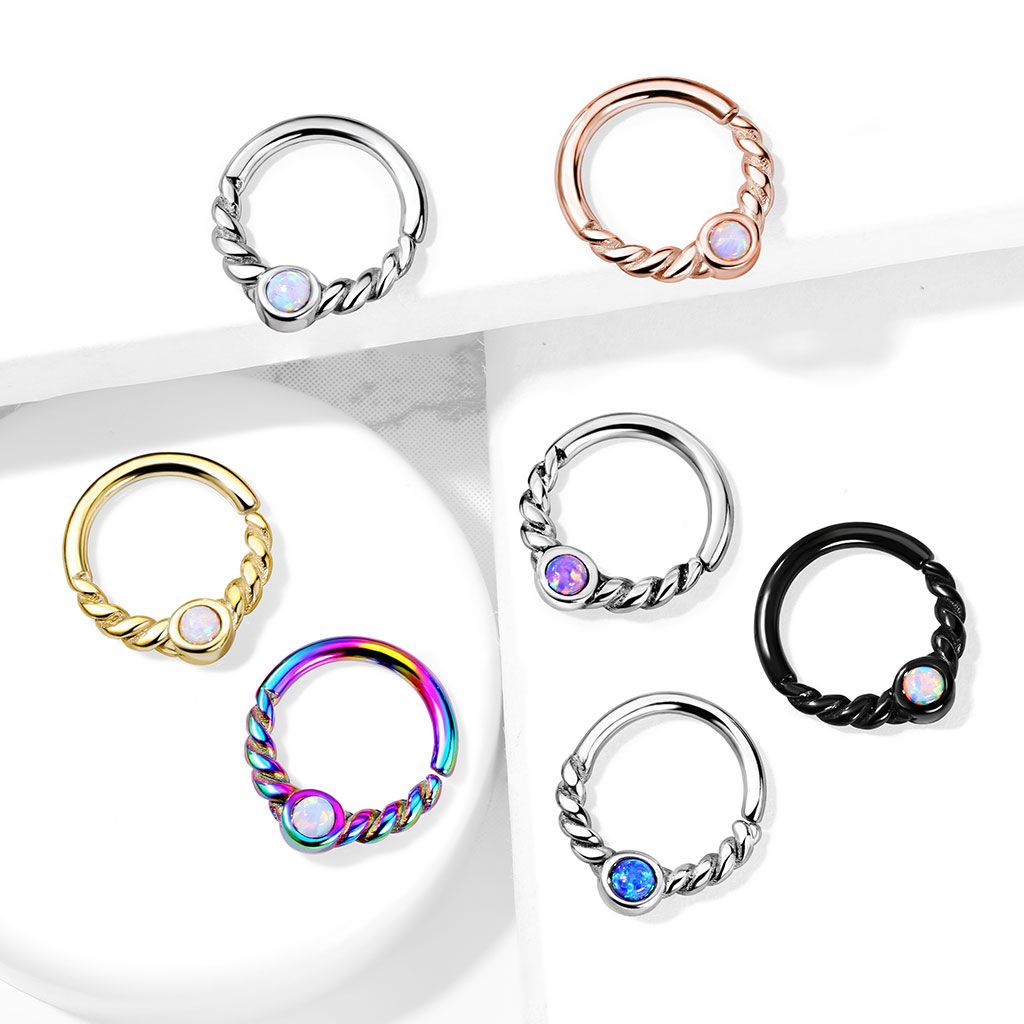 Ring met gedraaide halve cirkel en steen