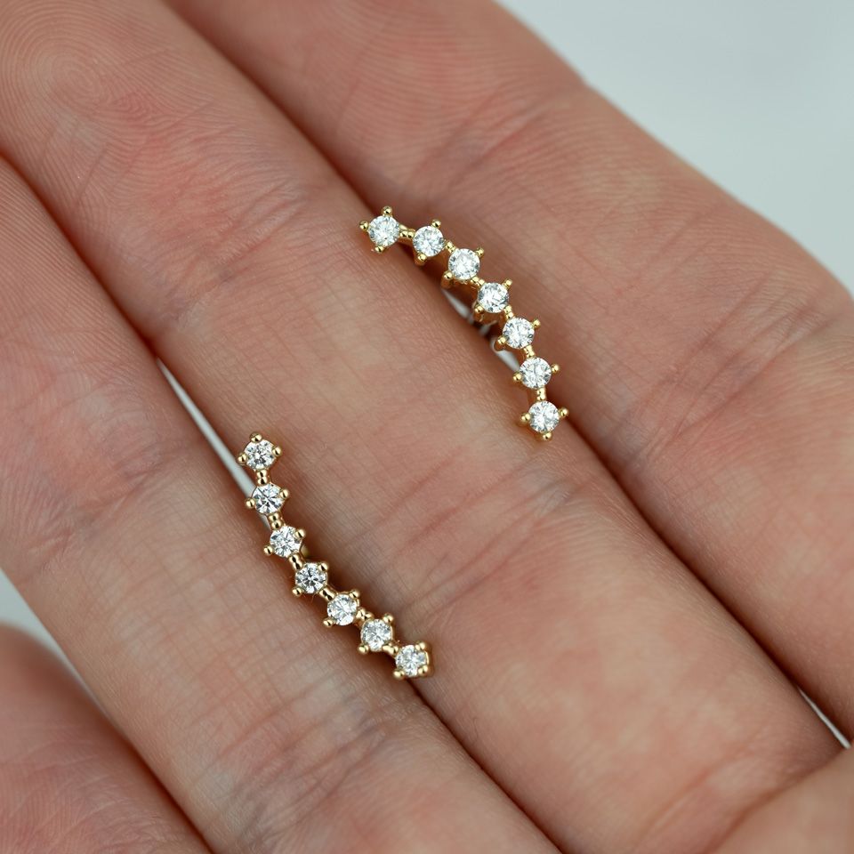Piercingstaaf met gebogen top en heldere steentjes