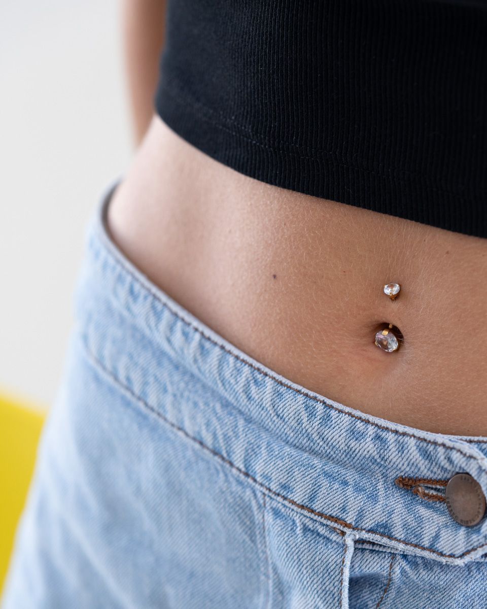 Navelpiercing met grote stenen in beide balletjes
