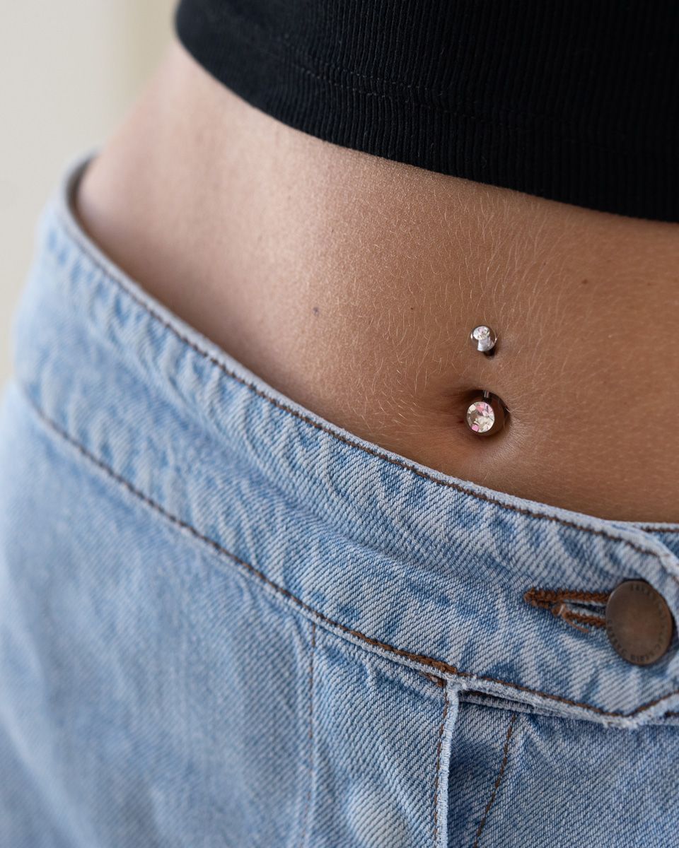 Navelpiercing met acrylballetjes en steentjes