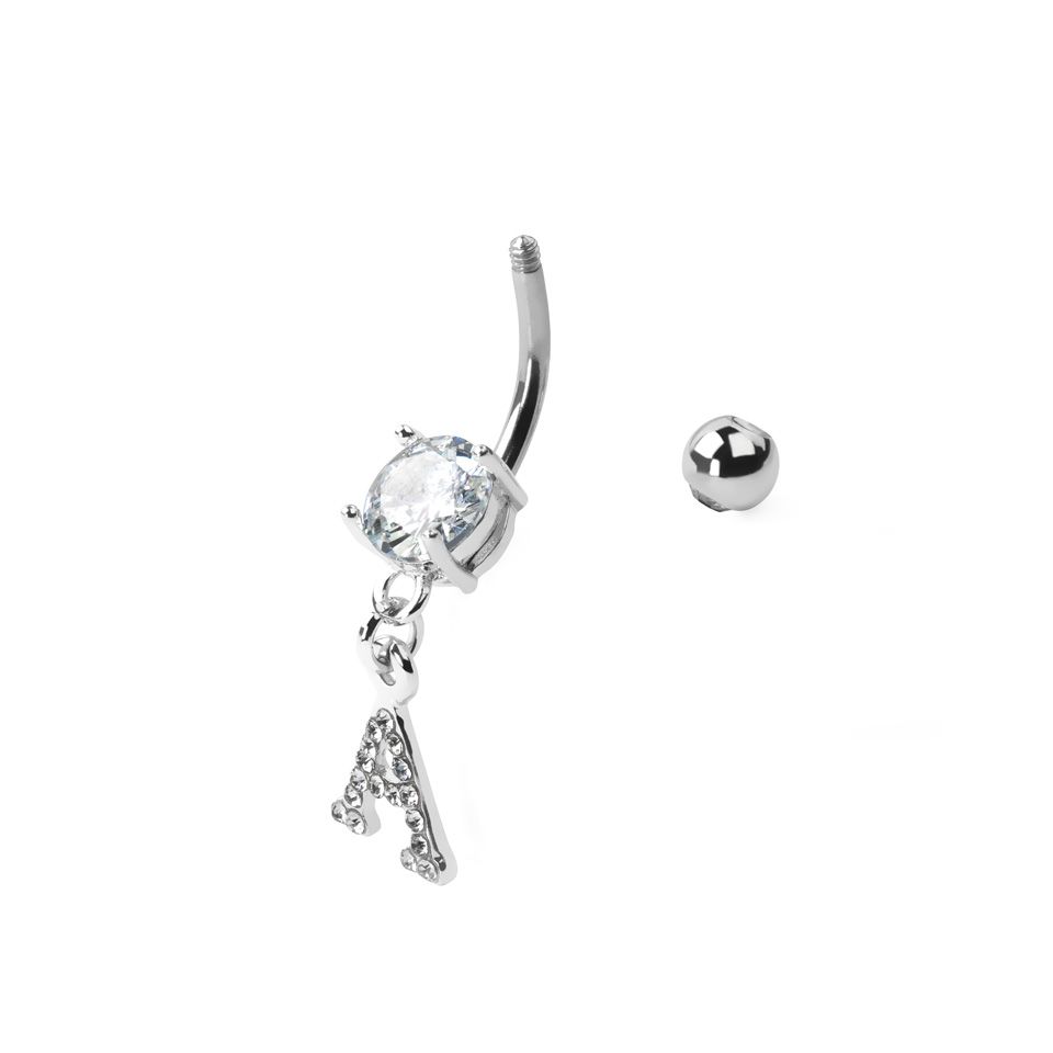 Navelpiercing met letter bezet met steentjes