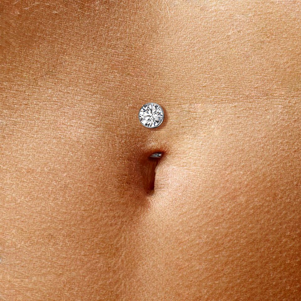 Zwevende navel piercing in titanium