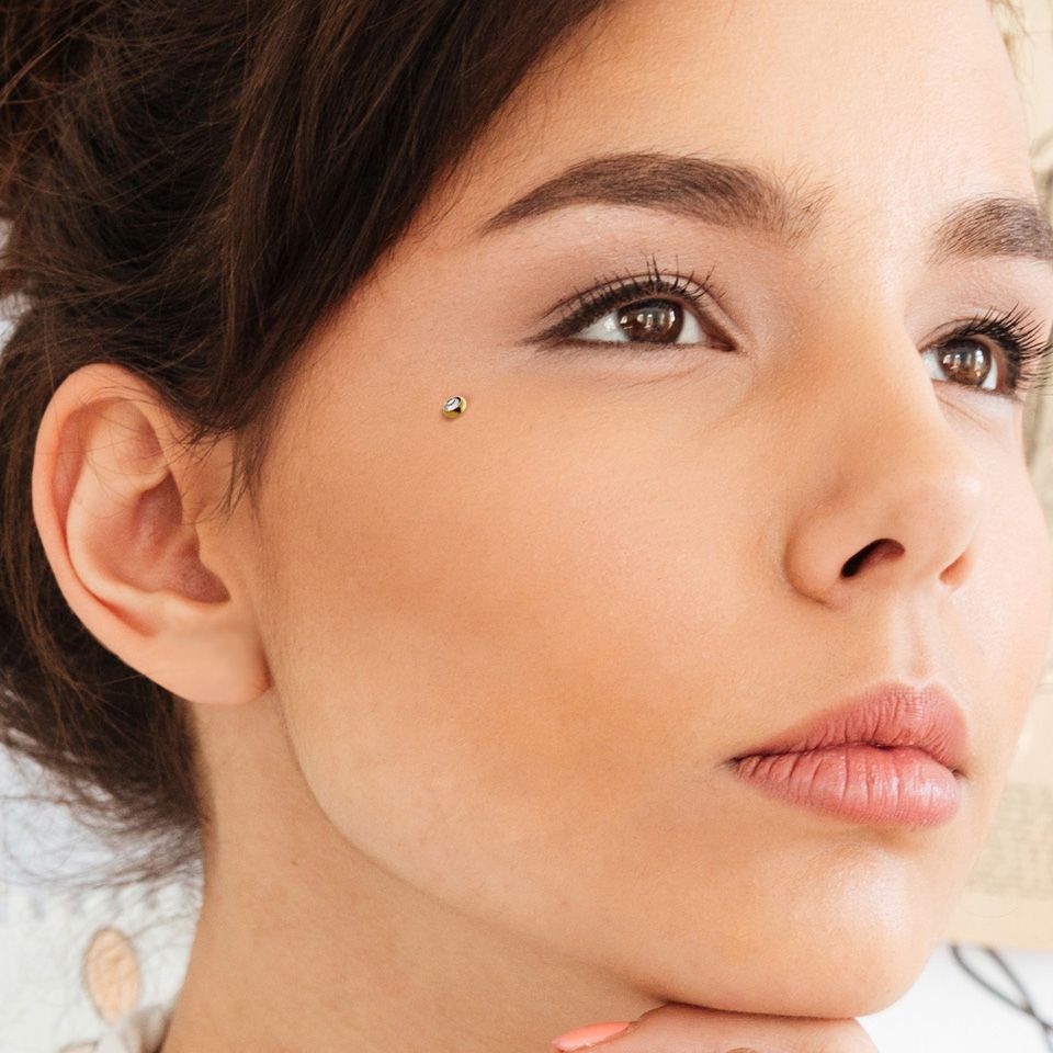 Dermal top in verschillende kleuren met steentje