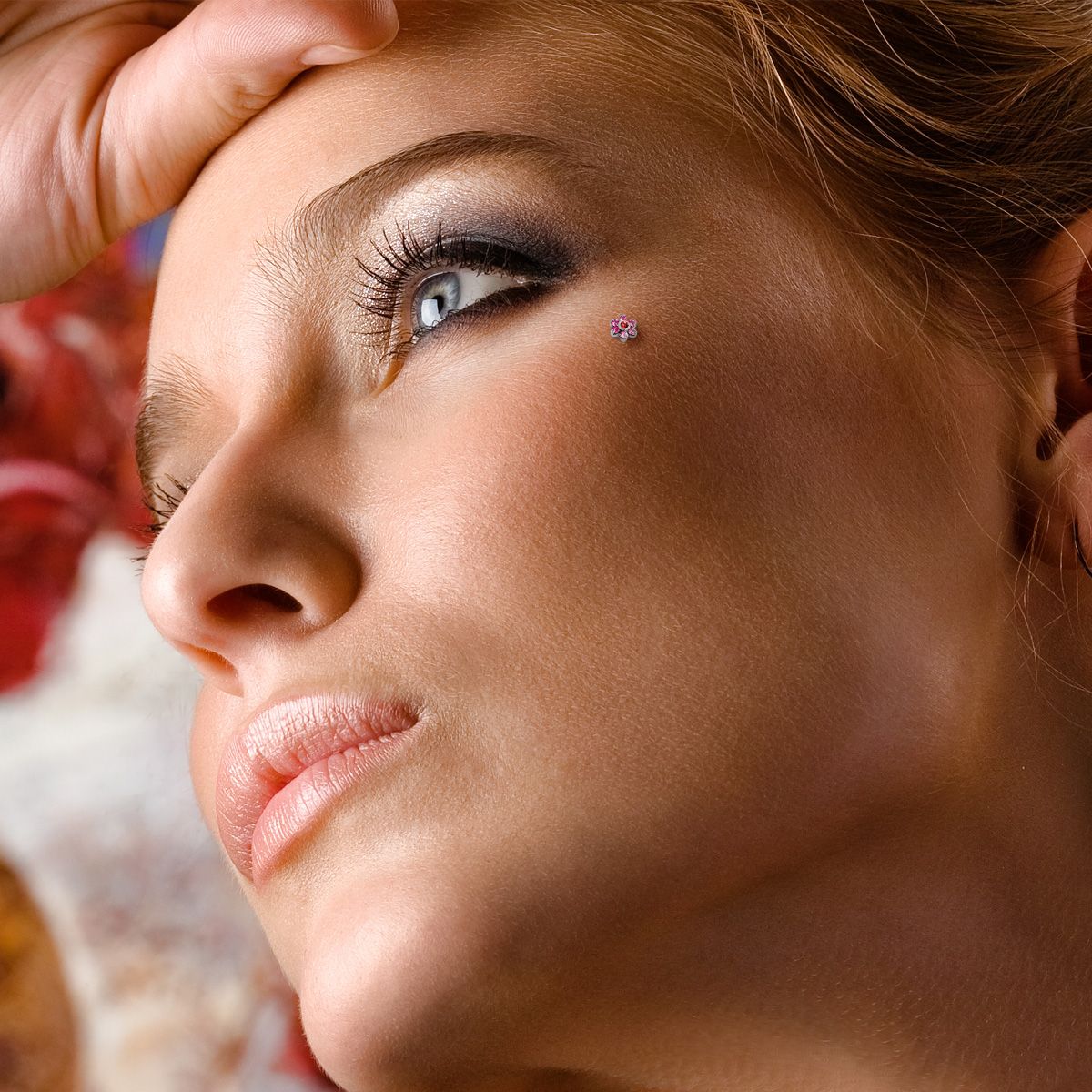 Dermal anchor met een bloem gevormd uit steentjes