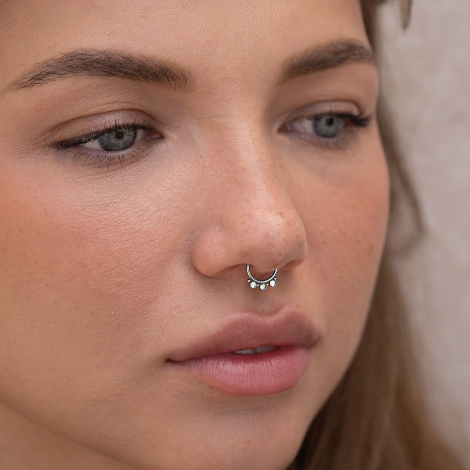 Fake septumring met drie steentjes en kleine kraaltjes
