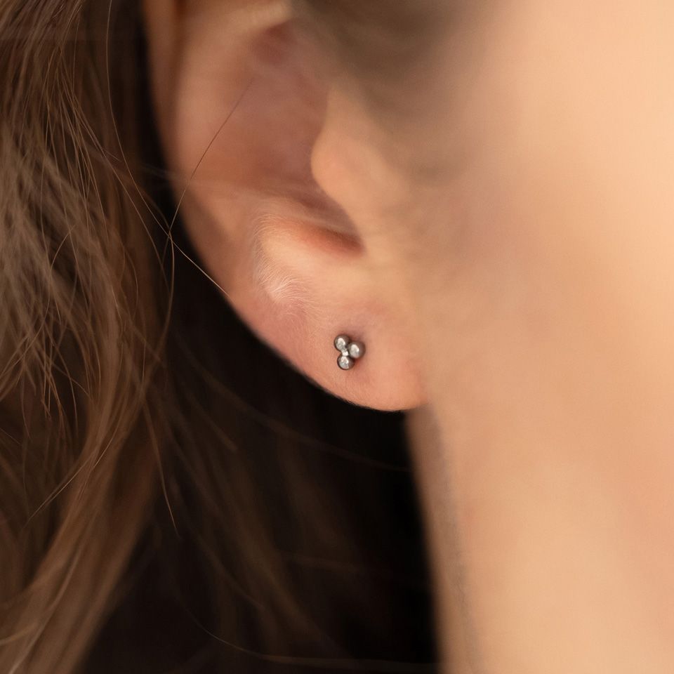 Push-in labret van titanium met driehoekig balletjes design