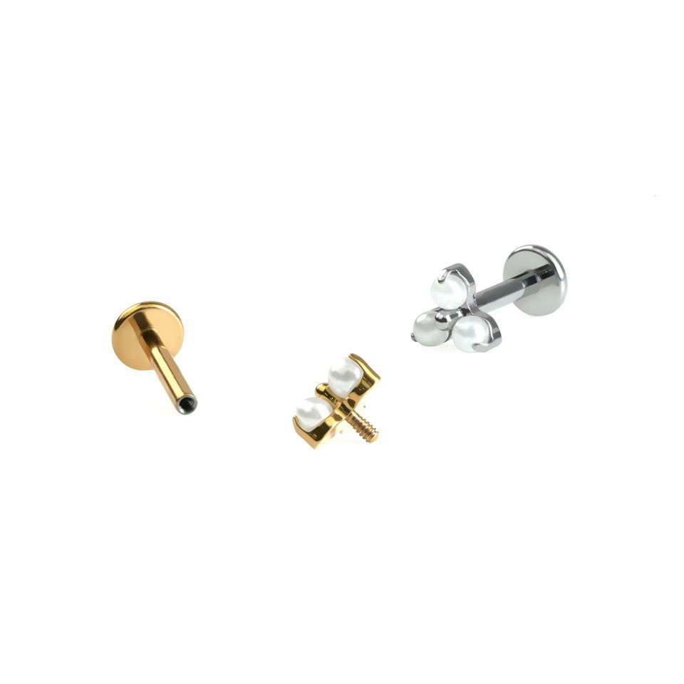 Elegante titanium labret met trio van parels