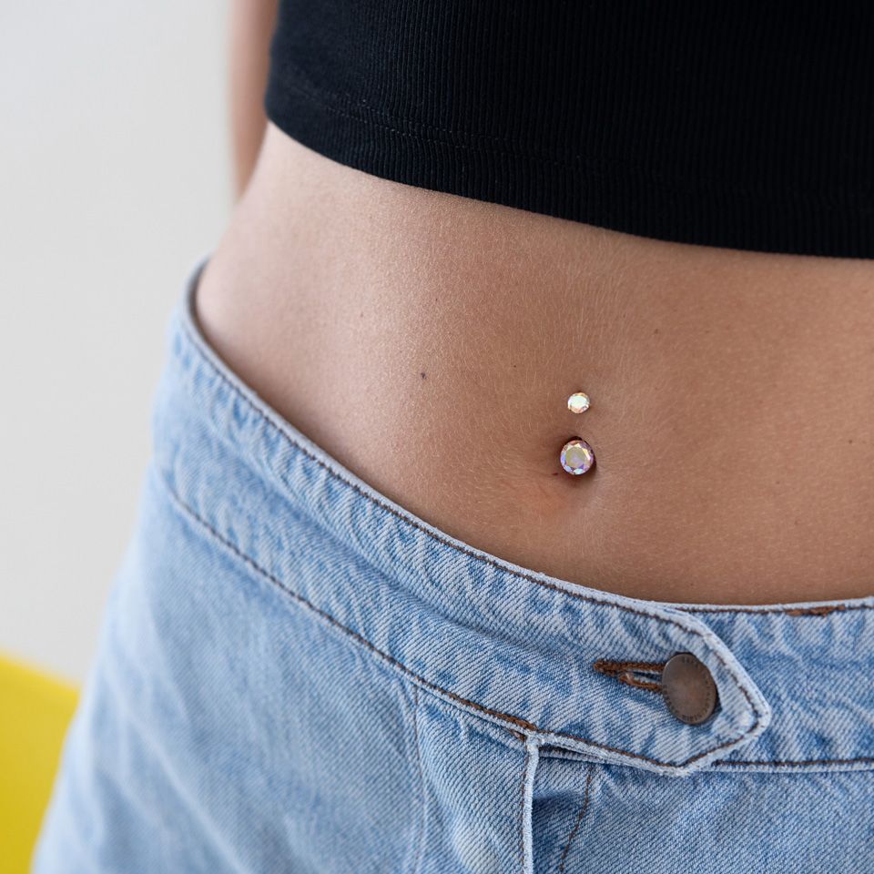 Navelpiercing met interne draad en meerkleurige steen