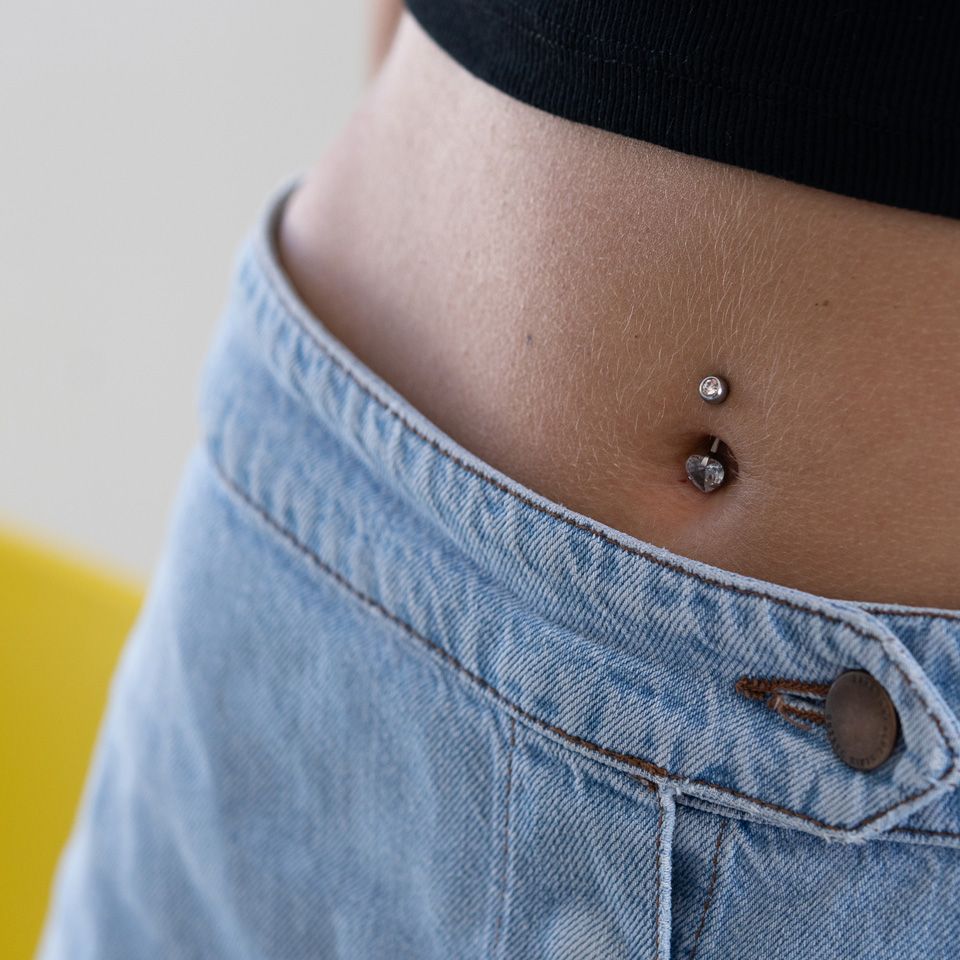 Navelpiercing met een hartvormige steen