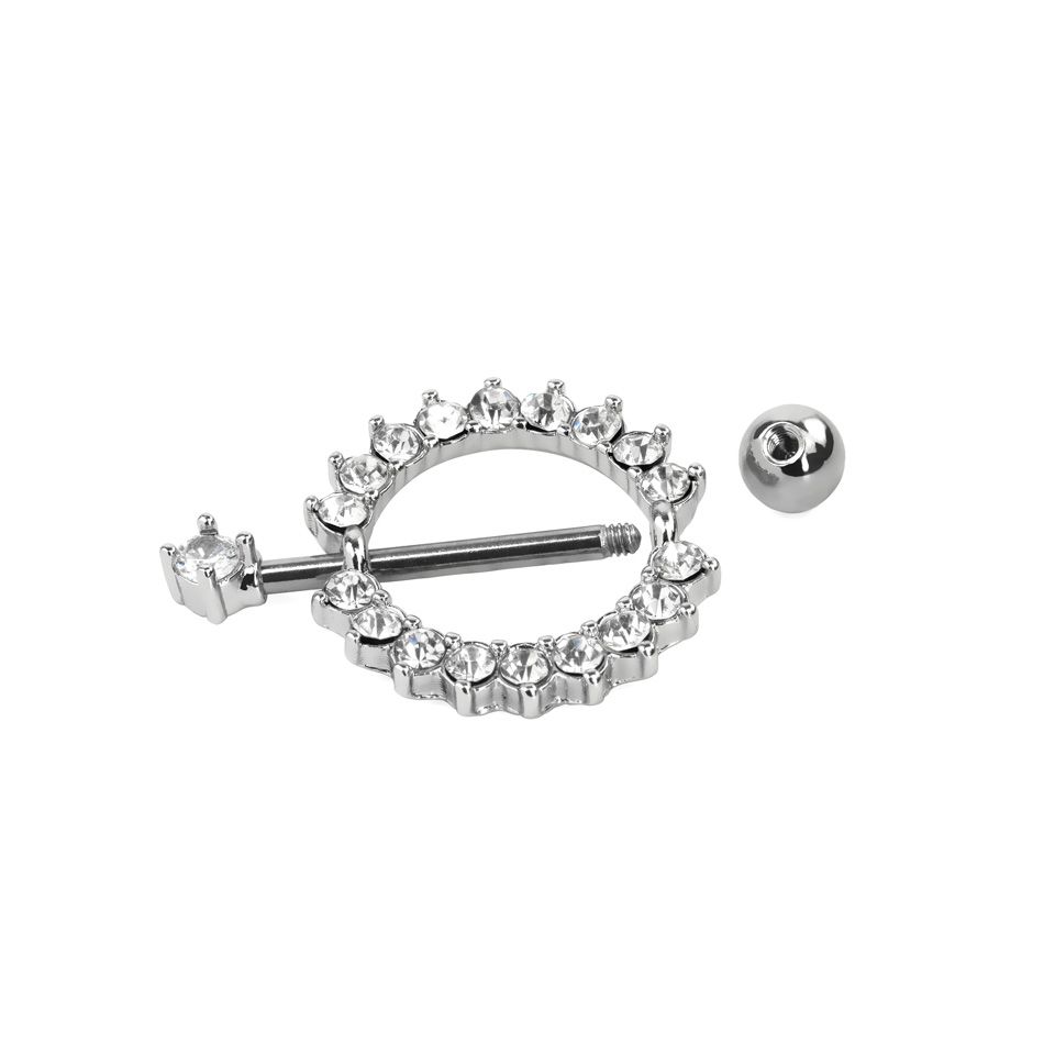 Tepelpiercing met een rond schild en glinsterende steentjes