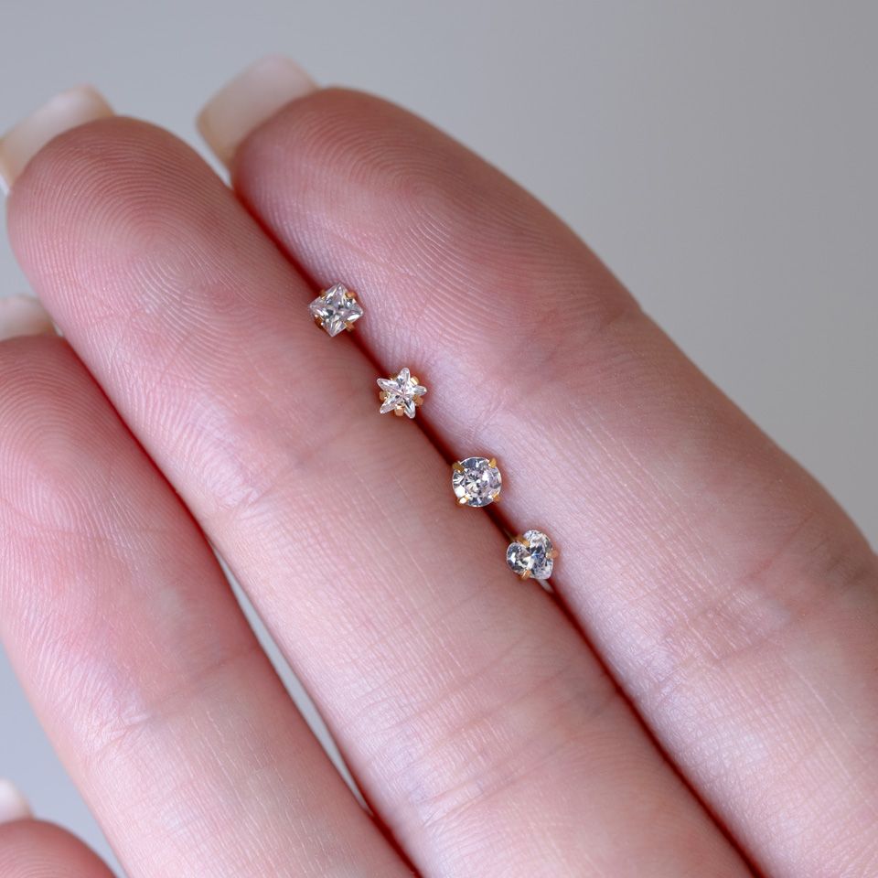 Neuspiercing met verschillende vormen en kleuren