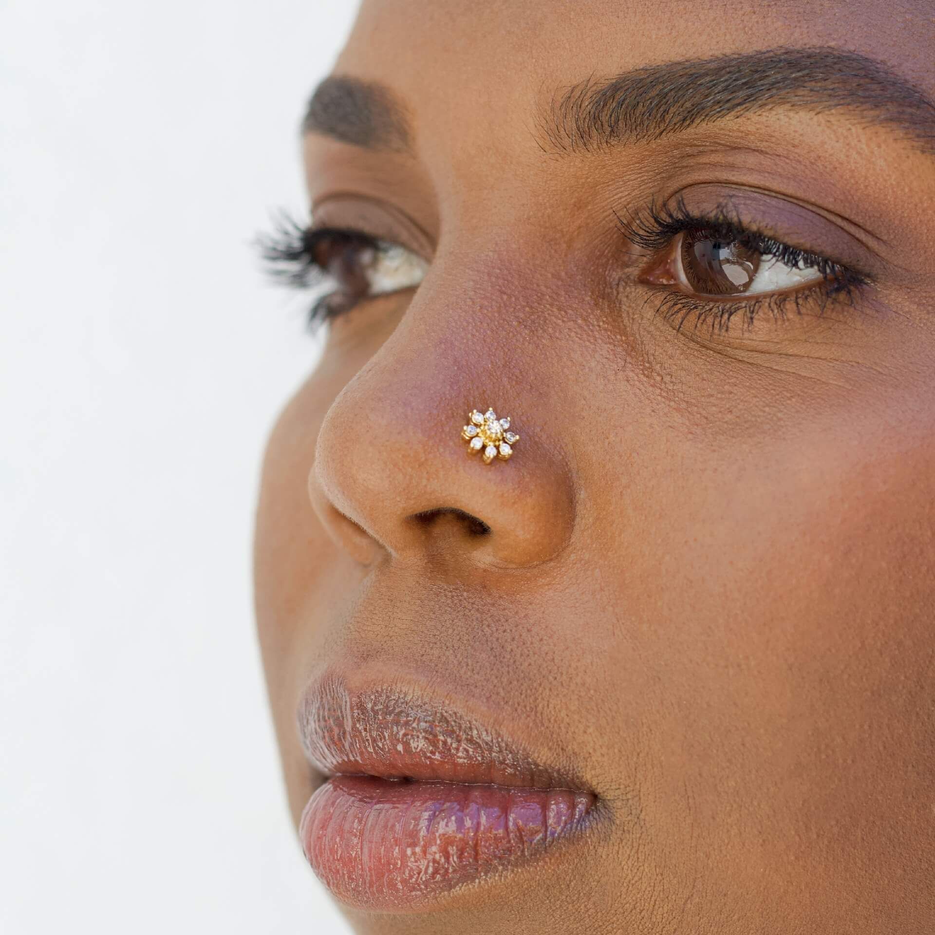 Neuspiercing met acht armig sterretje met steentjes