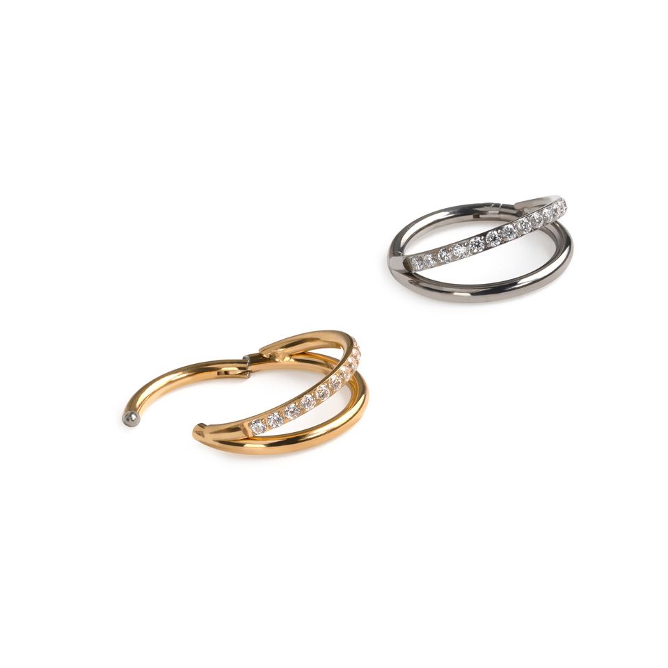Titanium dubbele ring met steentjes op een band