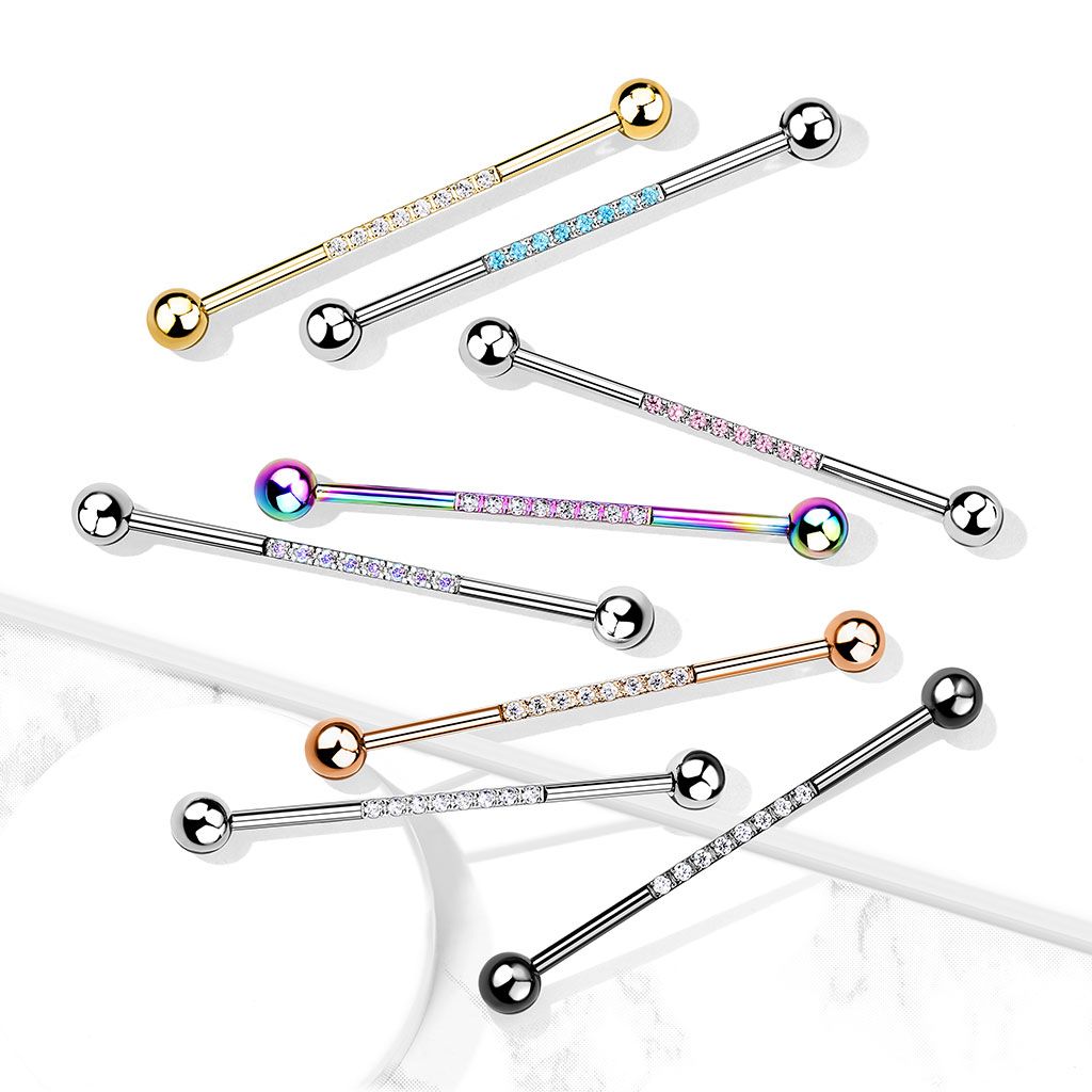 Industrial piercing met steentjes op de staaf