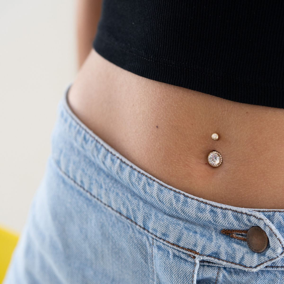Navelpiercing met facetgeslepen centrumsteen