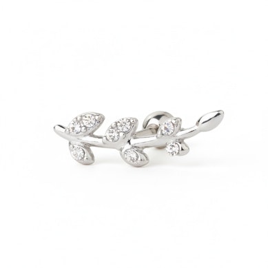 Oorpiercing met bladeren uit steentjes