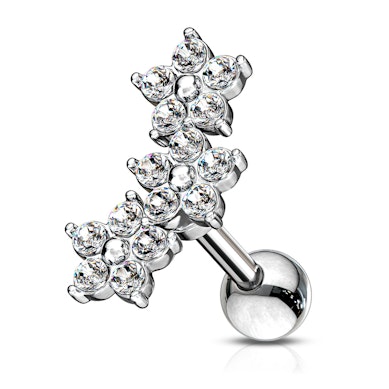 Oorpiercing met 3 bloemen op een rij