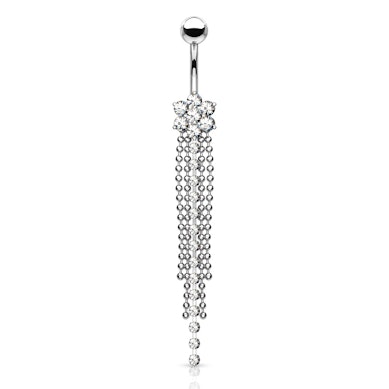 Navelpiercing met een bloem en kettinkjes