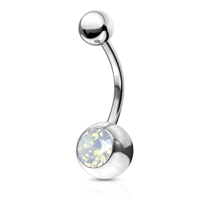 Navelpiercing met een ring gezette steen uit opaliet