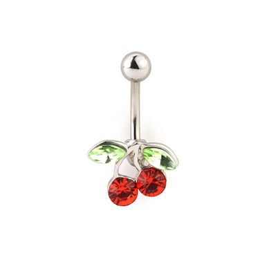 Navelpiercing met een rode kers