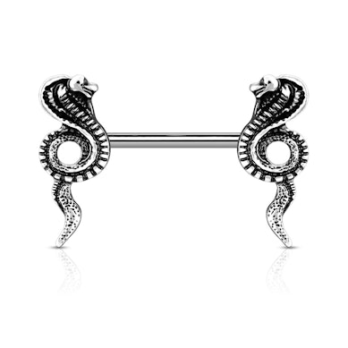 Tepelpiercing met twee cobras