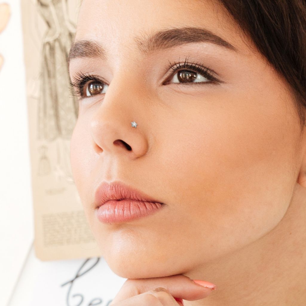 Mooie neuspiercing in veel vormen en kleuren