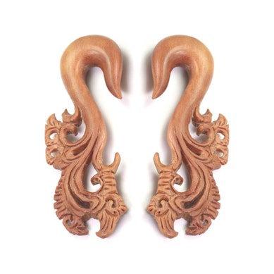 Hanger uit hout met gesneden ornamenten