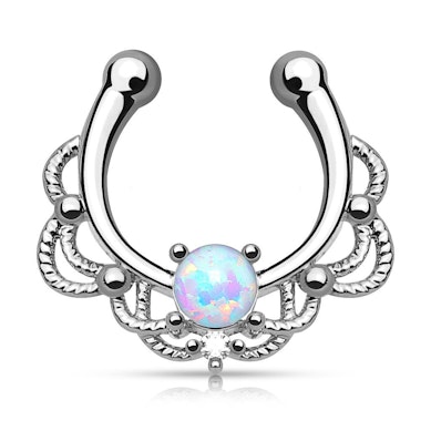 Fake septumpiercing met een opaalsteen en kettingdesign