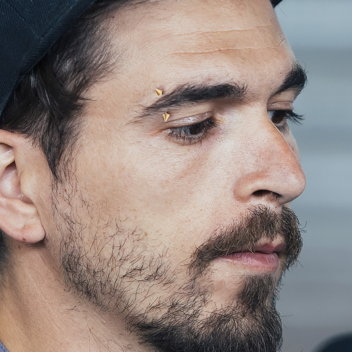 Vergulde gebogen staaf met spikes