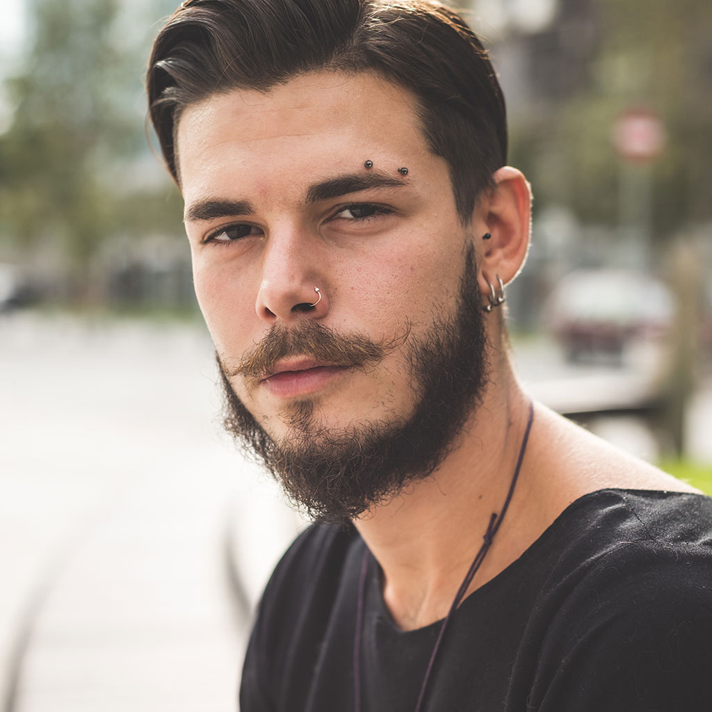 Gebogen piercingstaaf met balletjes
