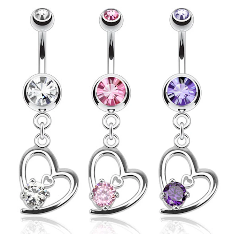 Navelpiercing met een hart en steentjes