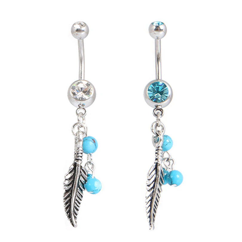 Navelpiercing met turquoise balletjes en bladeren