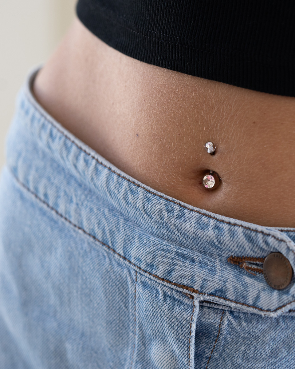 Navelpiercing met acrylballetjes en steentjes