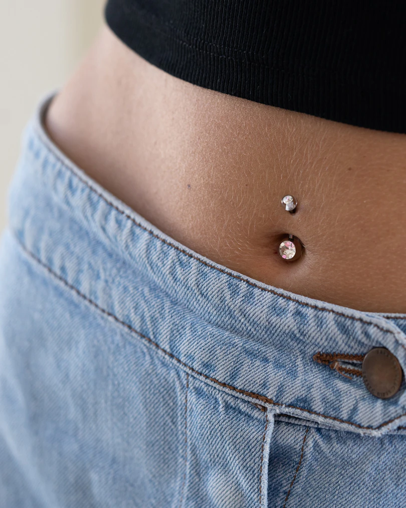 Navelpiercing met acrylballetjes en steentjes