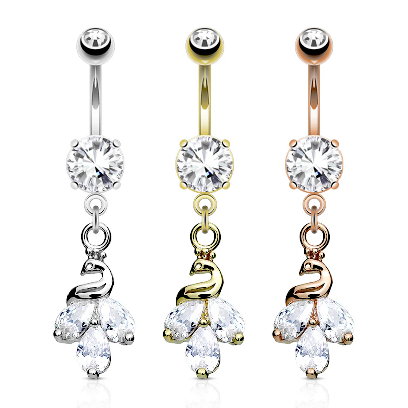 Navelpiercing met een pauw als hanger