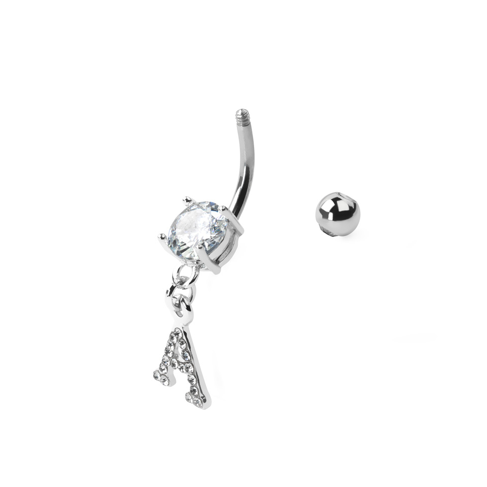 Navelpiercing met letter bezet met steentjes