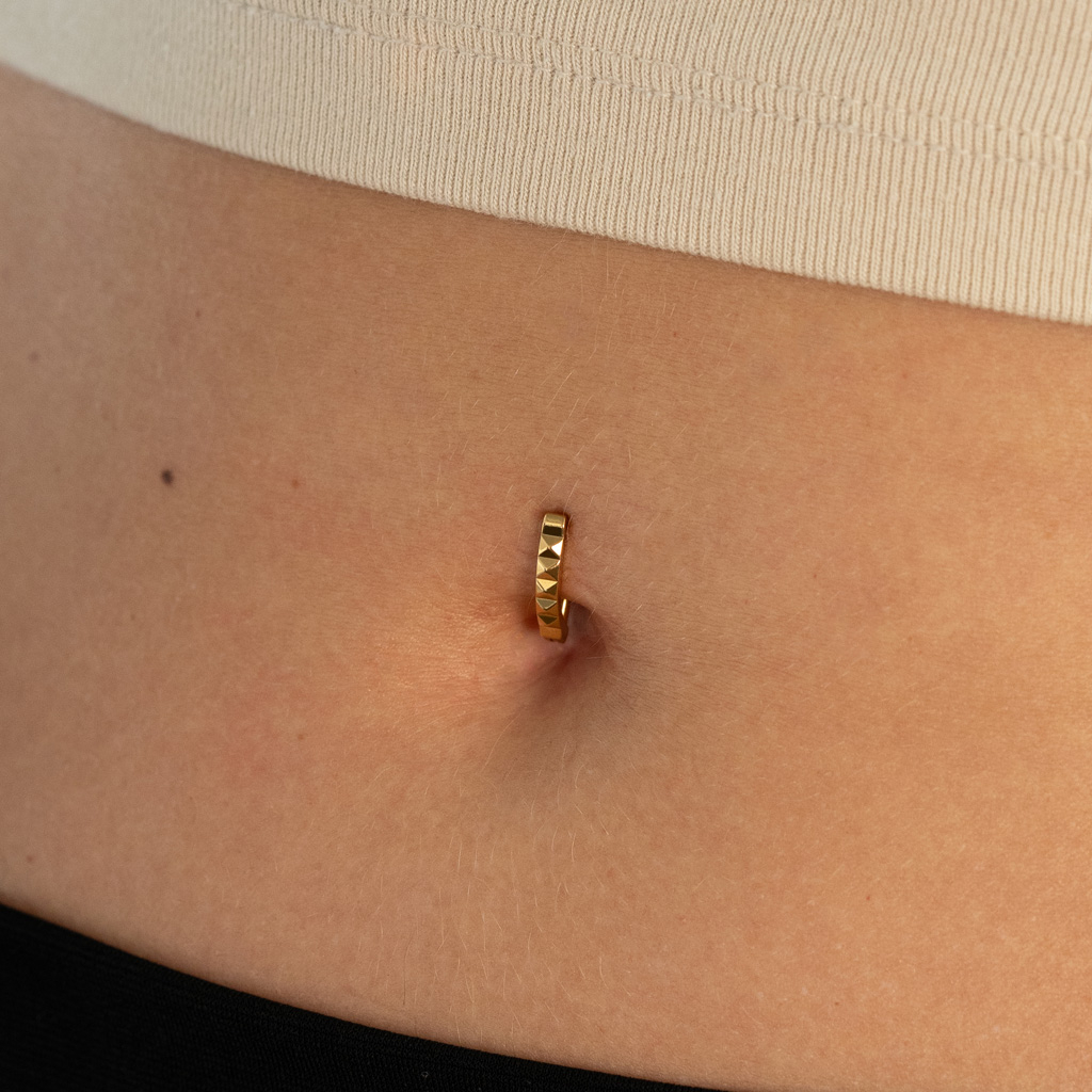 Titanium navelclicker met facetdetails