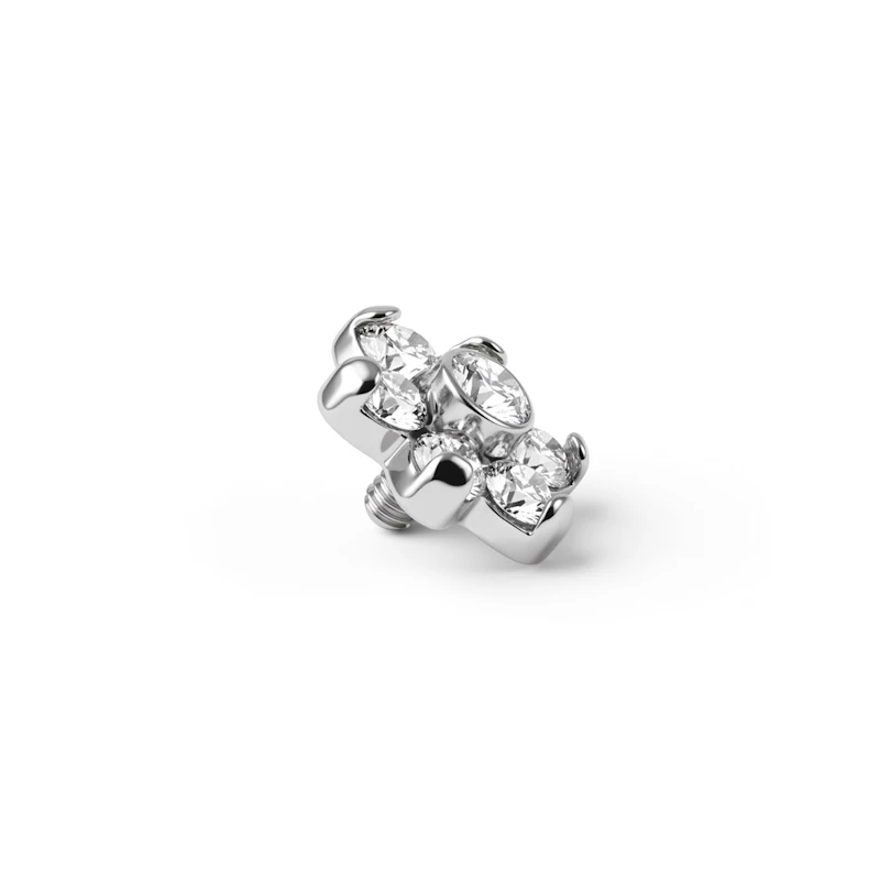 Dermal anchor met een bloem gevormd uit steentjes