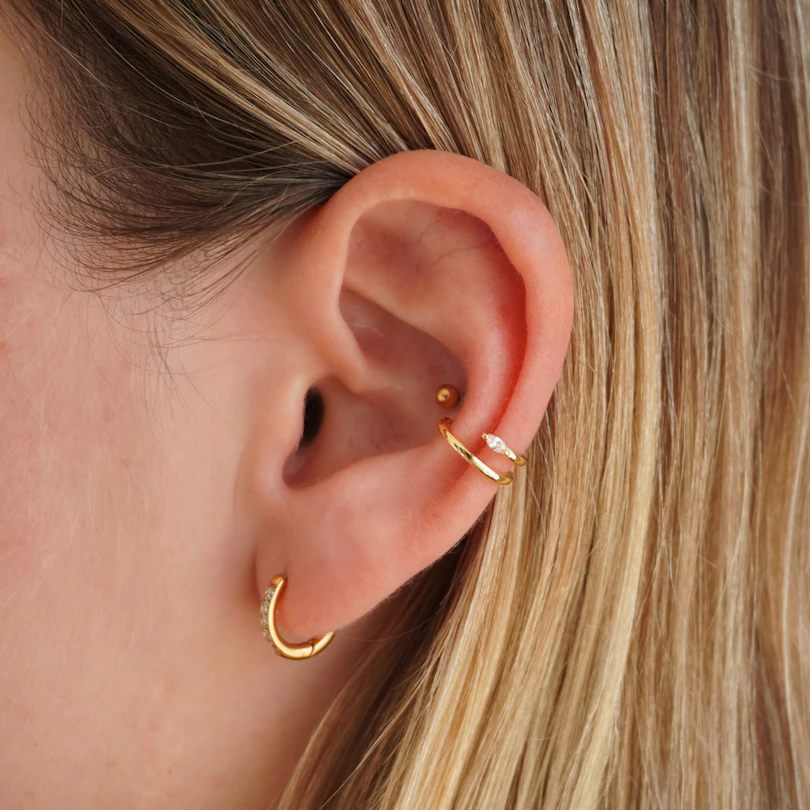 Minimalistische earcuff met steentje