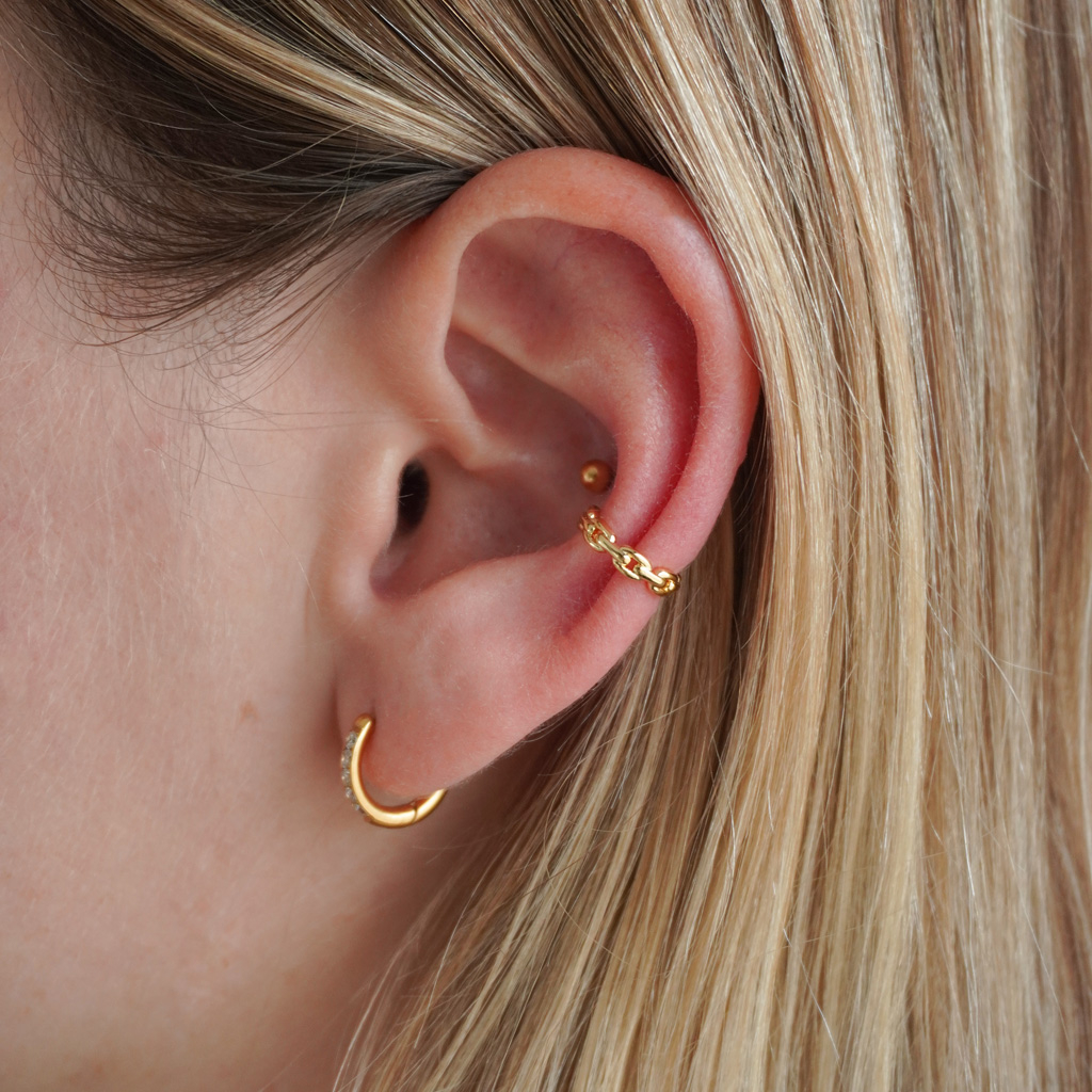 Earcuff met kettingdesign